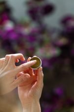 Mantenha os seus lábios suaves, nutridos e protegidos com o Bálsamo Labial Reparador da Grums, uma fórmula 100% natural e vegana.