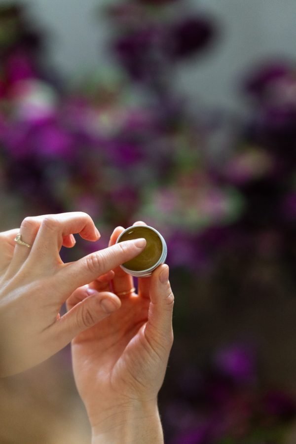 Mantenha os seus lábios suaves, nutridos e protegidos com o Bálsamo Labial Reparador da Grums, uma fórmula 100% natural e vegana.