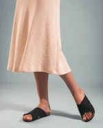 As Tupai Black da NAE são sandálias veganas com design cruzado elegante, feitas em Piñatex, um material ecológico derivado de folhas de ananás – uma alternativa vegana e sustentável ao couro tradicional.