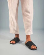 As Tupai Black da NAE são sandálias veganas com design cruzado elegante, feitas em Piñatex, um material ecológico derivado de folhas de ananás – uma alternativa vegana e sustentável ao couro tradicional.