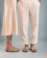 As Tupai Green da NAE são sandálias veganas com design cruzado elegante, feitas em Piñatex, um material ecológico derivado de folhas de ananás – uma alternativa vegana e sustentável ao couro tradicional.