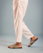 As Tupai Green da NAE são sandálias veganas com design cruzado elegante, feitas em Piñatex, um material ecológico derivado de folhas de ananás – uma alternativa vegana e sustentável ao couro tradicional.