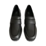 Os Alessia são mocassins vegan femininos que combinam estilo clássico, conforto e compromisso ambiental. Produzidos artesanalmente em Portugal apenas com materiais vegan, foram pensados para quem procura um calçado elegante, versátil e amigo do planeta.