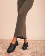 Os Alessia são mocassins vegan femininos que combinam estilo clássico, conforto e compromisso ambiental. Produzidos artesanalmente em Portugal apenas com materiais vegan, foram pensados para quem procura um calçado elegante, versátil e amigo do planeta.