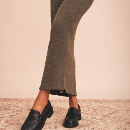 Os Alessia são mocassins vegan femininos que combinam estilo clássico, conforto e compromisso ambiental. Produzidos artesanalmente em Portugal apenas com materiais vegan, foram pensados para quem procura um calçado elegante, versátil e amigo do planeta.