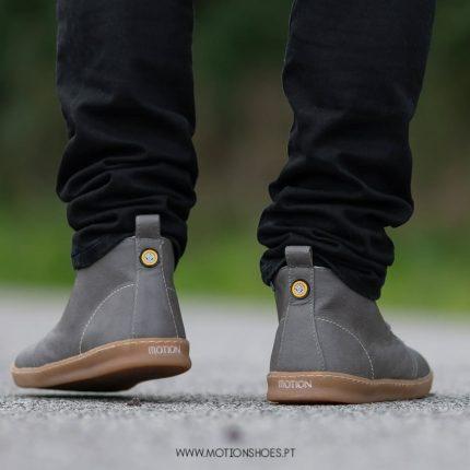 Os Botins Citizen foram pensados para quem procura estilo intemporal sem abrir mão da ética. Fabricados em material alternativo à pele (também conhecido como “couro vegan”), são uma alternativa sustentável e isentos de crueldade ao couro tradicional.