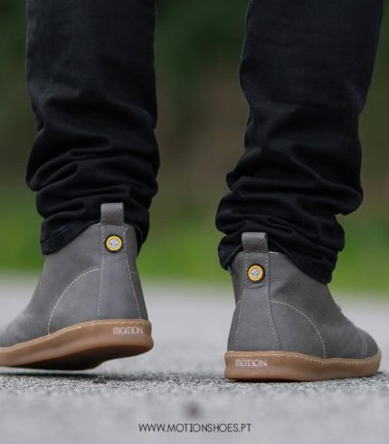 Os Botins Citizen foram pensados para quem procura estilo intemporal sem abrir mão da ética. Fabricados em material alternativo à pele (também conhecido como “couro vegan”), são uma alternativa sustentável e isentos de crueldade ao couro tradicional.