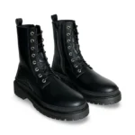 As Diram são botas vegan estilo combate que unem design robusto, conforto e consciência ambiental. Produzidas artesanalmente em Portugal apenas com materiais vegan, foram criadas para quem procura um calçado com atitude, resistente e amigo do planeta.