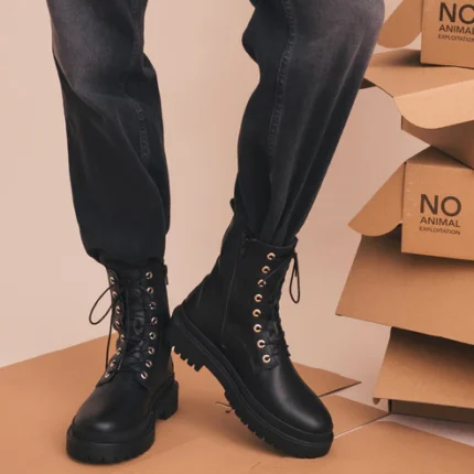 As Diram são botas vegan estilo combate que unem design robusto, conforto e consciência ambiental. Produzidas artesanalmente em Portugal apenas com materiais vegan, foram criadas para quem procura um calçado com atitude, resistente e amigo do planeta.