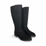 As Irem são botas vegan de cano alto com fecho interior, que combinam elegância e funcionalidade para enfrentar os dias mais frios. Produzidas artesanalmente em Portugal com materiais veganos, foram pensadas para quem procura um calçado robusto, versátil e com compromisso ético.