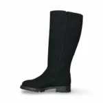 As Irem são botas vegan de cano alto com fecho interior, que combinam elegância e funcionalidade para enfrentar os dias mais frios. Produzidas artesanalmente em Portugal com materiais veganos, foram pensadas para quem procura um calçado robusto, versátil e com compromisso ético.