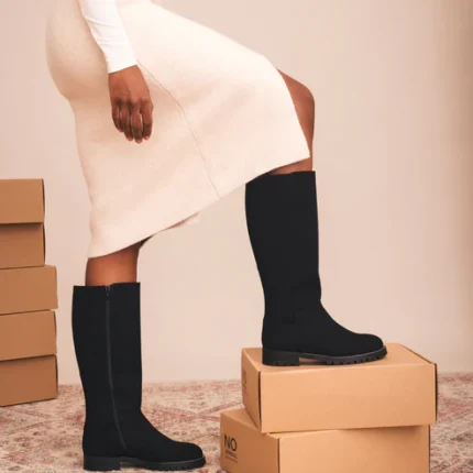 As Irem são botas vegan de cano alto com fecho interior, que combinam elegância e funcionalidade para enfrentar os dias mais frios. Produzidas artesanalmente em Portugal com materiais veganos, foram pensadas para quem procura um calçado robusto, versátil e com compromisso ético.