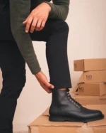 As Jules são botas vegan para homem com atacadores e fecho interior, que combinam um design clássico com detalhes modernos e funcionalidade. Produzidas artesanalmente em Portugal apenas com materiais vegan, foram pensadas para quem valoriza estilo refinado, durabilidade e consciência ambiental.