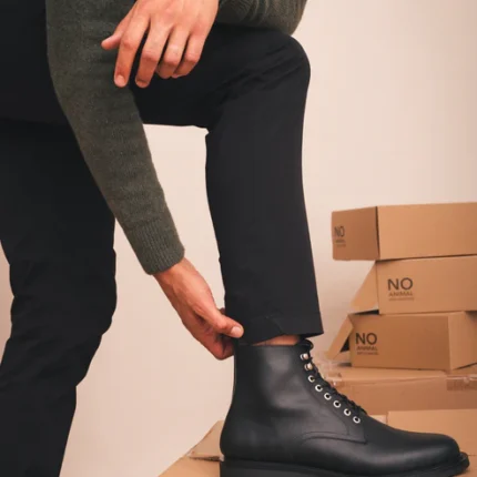As Jules são botas vegan para homem com atacadores e fecho interior, que combinam um design clássico com detalhes modernos e funcionalidade. Produzidas artesanalmente em Portugal apenas com materiais vegan, foram pensadas para quem valoriza estilo refinado, durabilidade e consciência ambiental.