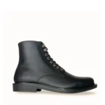 As Jules são botas vegan para homem com atacadores e fecho interior, que combinam um design clássico com detalhes modernos e funcionalidade. Produzidas artesanalmente em Portugal apenas com materiais vegan, foram pensadas para quem valoriza estilo refinado, durabilidade e consciência ambiental.