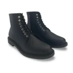 As Jules são botas vegan para homem com atacadores e fecho interior, que combinam um design clássico com detalhes modernos e funcionalidade. Produzidas artesanalmente em Portugal apenas com materiais vegan, foram pensadas para quem valoriza estilo refinado, durabilidade e consciência ambiental.