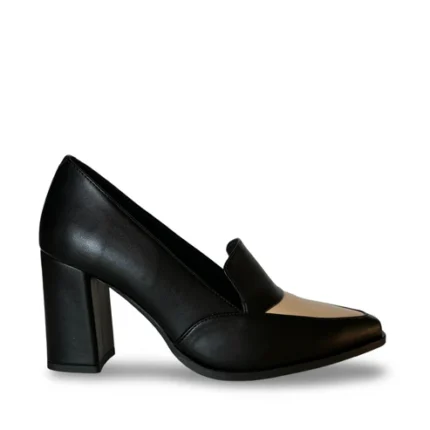 Os Julia são mocassins vegan com salto bloco, combinando elegância retrô com conforto para o dia a dia. Produzidos artesanalmente em Portugal com materiais veganos, são feitos para quem procura um look sofisticado sem comprometer os valores ambientais.