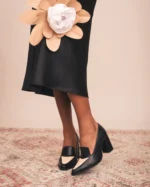 Os Julia são mocassins vegan com salto bloco, combinando elegância retrô com conforto para o dia a dia. Produzidos artesanalmente em Portugal com materiais veganos, são feitos para quem procura um look sofisticado sem comprometer os valores ambientais.