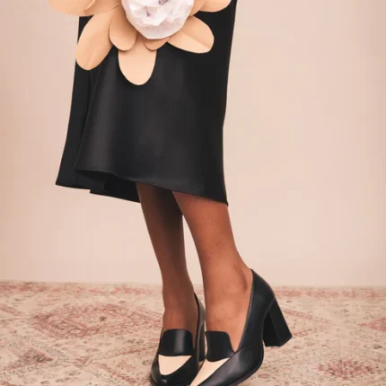 Os Julia são mocassins vegan com salto bloco, combinando elegância retrô com conforto para o dia a dia. Produzidos artesanalmente em Portugal com materiais veganos, são feitos para quem procura um look sofisticado sem comprometer os valores ambientais.