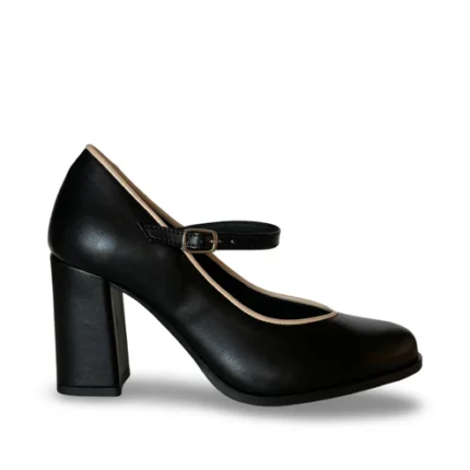 Os Martina são sapatos vegan Mary Jane de salto alto que combinam elegância retrô com conforto e consciência ambiental. Produzidos artesanalmente em Portugal a partir de materiais vegan e sustentáveis, são ideais para quem procura um calçado sofisticado, versátil e ético.