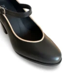 Os Martina são sapatos vegan Mary Jane de salto alto que combinam elegância retrô com conforto e consciência ambiental. Produzidos artesanalmente em Portugal a partir de materiais vegan e sustentáveis, são ideais para quem procura um calçado sofisticado, versátil e ético.