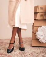 Os Martina são sapatos vegan Mary Jane de salto alto que combinam elegância retrô com conforto e consciência ambiental. Produzidos artesanalmente em Portugal a partir de materiais vegan e sustentáveis, são ideais para quem procura um calçado sofisticado, versátil e ético.