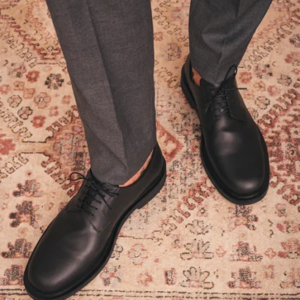 Os Oto são sapatos vegan no estilo Derby que equilibram classe e modernidade. Produzidos artesanalmente em Portugal com materiais veganos de alta qualidade, foram concebidos para quem procura um calçado elegante, versátil e ético.