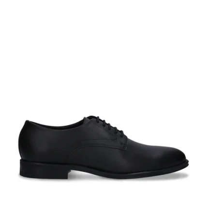 Os Quinn são sapatos vegan Derby de estilo clássico que aliam elegância, conforto e consciência ambiental. Produzidos artesanalmente em Portugal apenas com materiais vegan, foram criados para quem procura um calçado versátil, sofisticado e amigo do planeta.