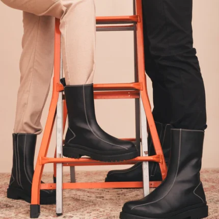 As Reiko são botas vegan de cano médio que aliam design moderno, conforto e consciência ambiental. Produzidas artesanalmente em Portugal apenas com materiais vegan, foram pensadas para quem procura um calçado versátil, robusto e amigo do planeta.