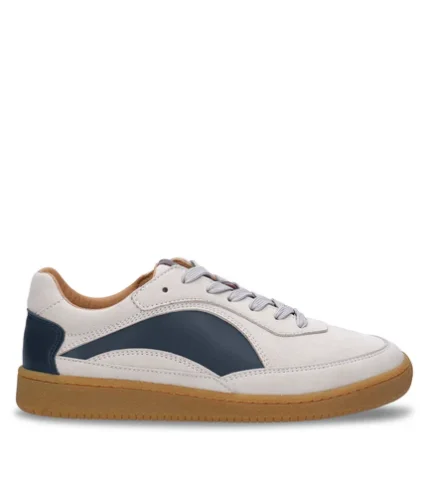 Os Sidney Blue são ténis vegan de cano baixo com visual retro e desportivo, inspirados nos clássicos dad sneakers. Produzidos em Portugal com materiais vegan