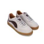 Os Sidney Bordeaux são ténis vegan de cano baixo com visual retro e desportivo, inspirados nos clássicos dad sneakers. Produzidos em Portugal com materiais vegan