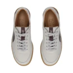 Os Sidney Bordeaux são ténis vegan de cano baixo com visual retro e desportivo, inspirados nos clássicos dad sneakers. Produzidos em Portugal com materiais vegan