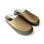 As Suva são slippers vegan aconchegantes com exterior em microsuede castanho e palmilha em cortiça natural, ideais para os meses mais frios. Produzidas em Espanha com materiais vegan e reciclados, são perfeitas para relaxar em casa ou para uso diário leve.