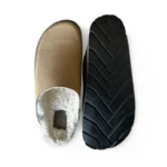 As Suva são slippers vegan aconchegantes com exterior em microsuede castanho e palmilha em cortiça natural, ideais para os meses mais frios. Produzidas em Espanha com materiais vegan e reciclados, são perfeitas para relaxar em casa ou para uso diário leve.