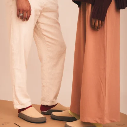 As Suva são slippers vegan aconchegantes com exterior em microsuede castanho e palmilha em cortiça natural, ideais para os meses mais frios. Produzidas em Espanha com materiais vegan e reciclados, são perfeitas para relaxar em casa ou para uso diário leve.