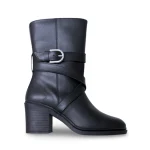 Tulai é uma bota vegan de cano médio para mulher, com salto largo, fecho lateral e tira decorativa com fivela. Produzida em Portugal com OnMicro Pure e forro OnSteam