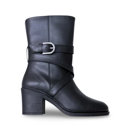 Tulai é uma bota vegan de cano médio para mulher, com salto largo, fecho lateral e tira decorativa com fivela. Produzida em Portugal com OnMicro Pure e forro OnSteam