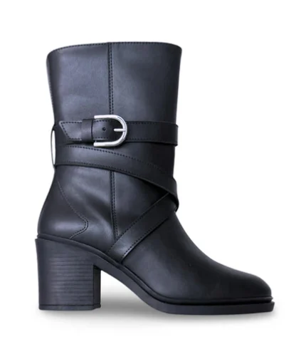 Tulai é uma bota vegan de cano médio para mulher, com salto largo, fecho lateral e tira decorativa com fivela. Produzida em Portugal com OnMicro Pure e forro OnSteam