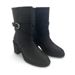 Tulai é uma bota vegan de cano médio para mulher, com salto largo, fecho lateral e tira decorativa com fivela. Produzida em Portugal com OnMicro Pure e forro OnSteam