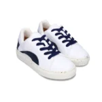 Os ténis BERLIN BLUE são feitos em pele de maçã com detalhes em pinãtex, materiais ecológicos que combinam durabilidade com sustentabilidade!