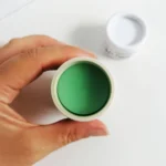 O Gel hidratante em stick é uma solução prática e eficaz para uma pele hidratada, suave e equilibrada. Formulado à base de óleo de karité