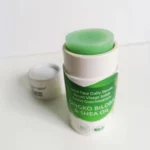 O Gel hidratante em stick é uma solução prática e eficaz para uma pele hidratada, suave e equilibrada. Formulado à base de óleo de karité