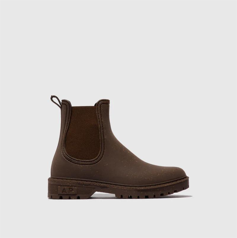 Chelsea Ankle Boots OAK Brown Botas Chelsea OAK pretas em cortiça e borracha natural da marca ASPORTUGUESAS, fabricadas em Portugal.