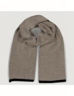 Cachecol artesanal Veraluna “Organic On Black Bruma” em algodão orgânico preto com tonalidade bruma, feito à mão na Índia.