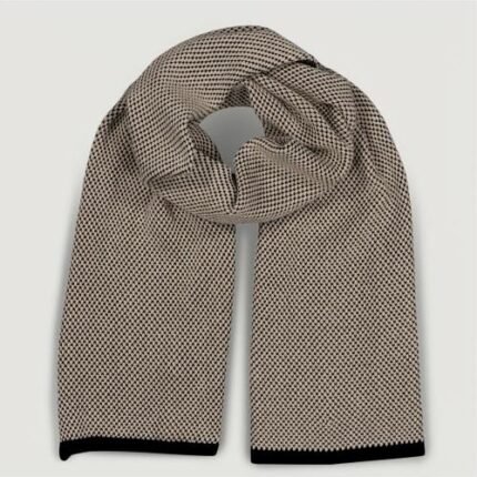 Cachecol artesanal Veraluna “Organic On Black Bruma” em algodão orgânico preto com tonalidade bruma, feito à mão na Índia.