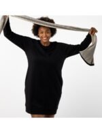 Cachecol artesanal Veraluna “Organic On Black Bruma” em algodão orgânico preto com tonalidade bruma, feito à mão na Índia.