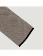 Cachecol artesanal Veraluna “Organic On Black Bruma” em algodão orgânico preto com tonalidade bruma, feito à mão na Índia.