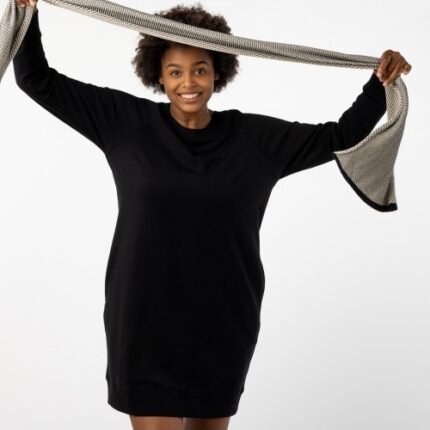 Cachecol artesanal Veraluna “Organic On Black Bruma” em algodão orgânico preto com tonalidade bruma, feito à mão na Índia.