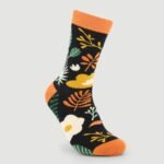 Pack de meias Veraluna GiftBoy Fun Nature com vários padrões em tons de laranja, bege, verde e preto, feitas à mão em algodão orgânico.