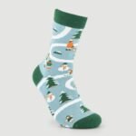 Meias Veraluna Winter Landscape em algodão orgânico azul-claro, feitas à mão na Turquia sob Comércio Justo.